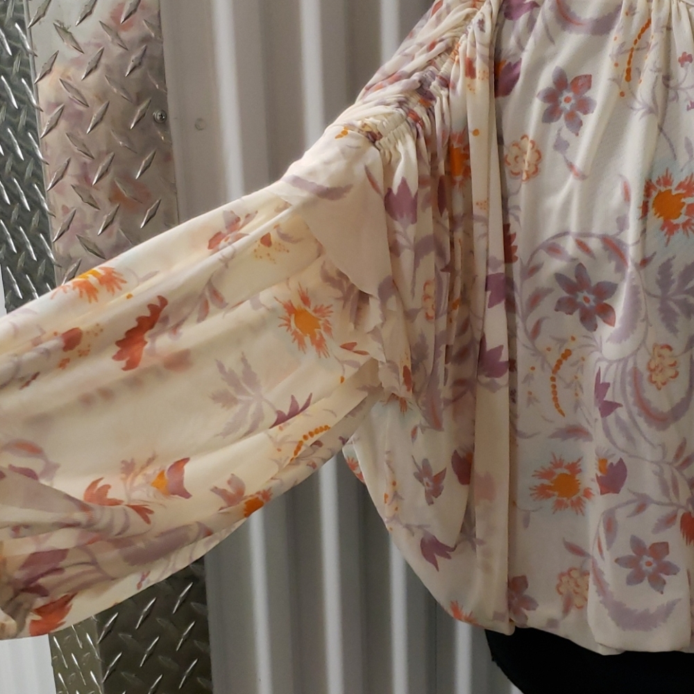 IN MYSTERY BUNDLE. FREE PEOPLE Floral Blousy top 8% spandex - Picture 6 of 9